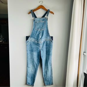 Old Navy size 10 maternity medium wash overalls with bib front pocket